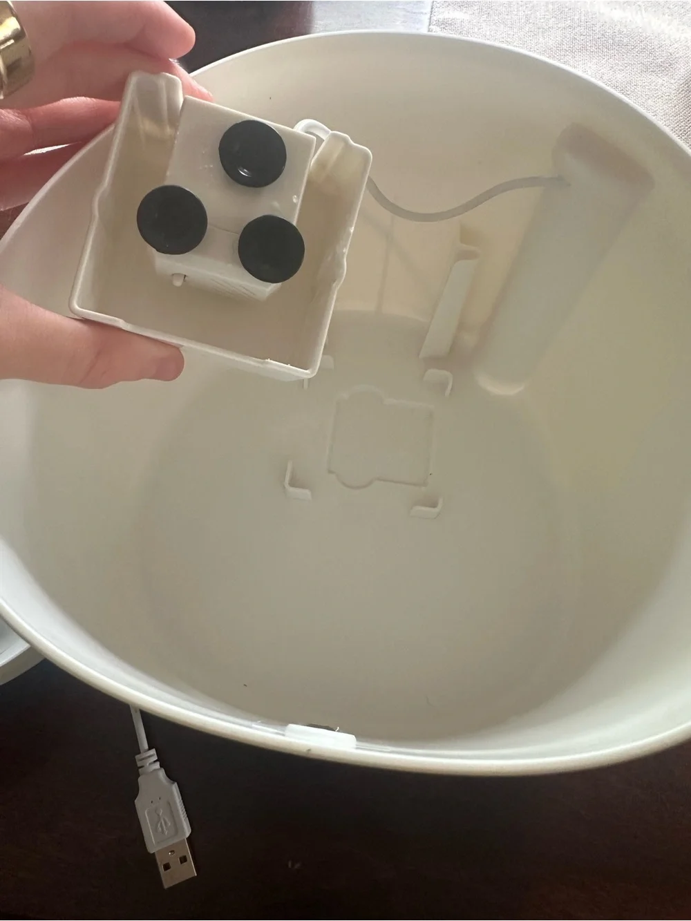Premier White Cat Water Fountain with Visible Water Slot